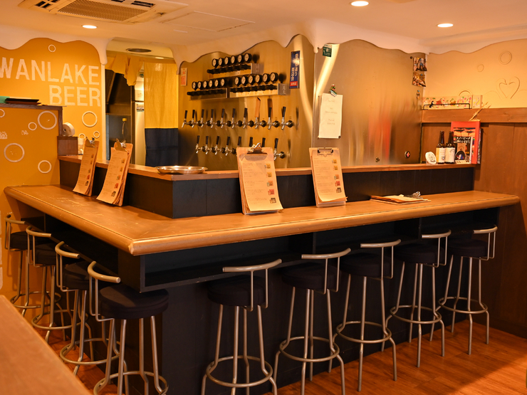 スワンレイクパブエド田町店の店内