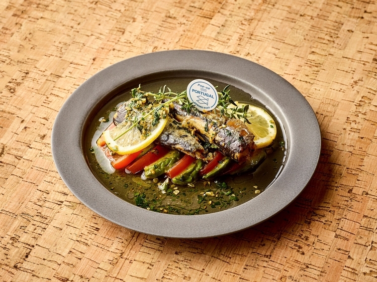 イワシ、トマト、アボカドのハーブグリル