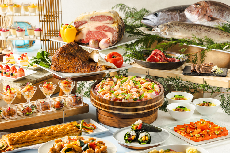 ゴールデンウィークの目玉は、豊洲市場の老舗仲卸「石司」厳選のマグロを目の前でさばく、迫力満点のライブパフォーマンス。お刺身や炙りなど多彩なスタイルで旬の魚を堪能できるほか、ローストビーフのカッティングサービスや、とろけるラクレットチーズ、手巻き寿司など豪華メニューが勢揃い。端午の節句にちなんだキッズメニューや10種以上のスイーツも充実しており、家族三世代で贅沢なひとときを過ごせます。