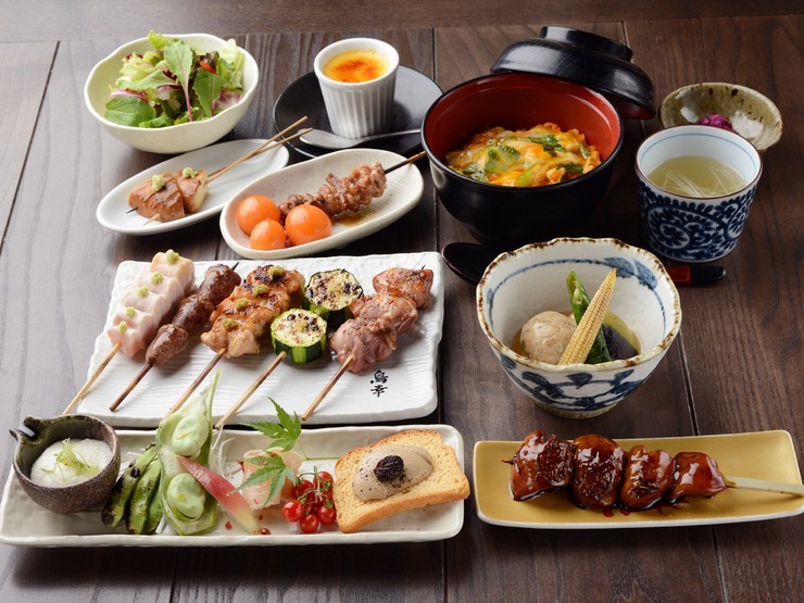 焼鳥をはじめワインに合う逸品が揃う