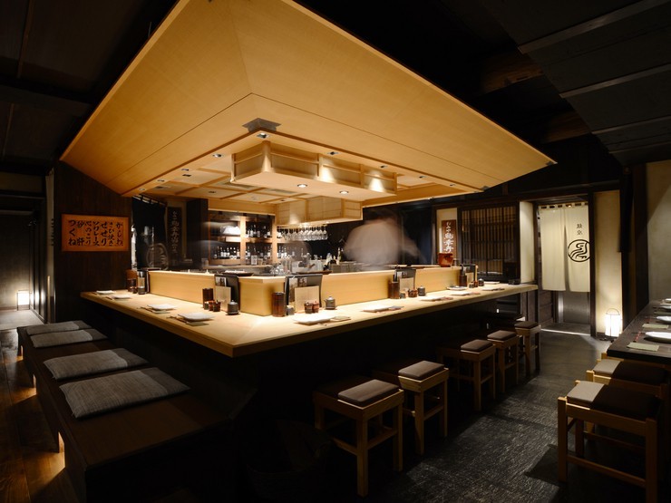 熟練の職人が焼き上げる姿を間近に見られるカウンター席