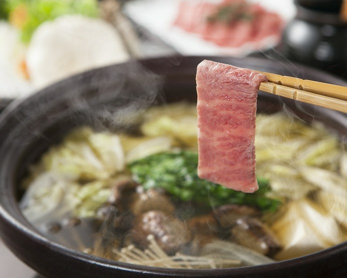 とろとろの牛の角煮と共に『A5ランク黒毛和牛炊きしゃぶ鍋』