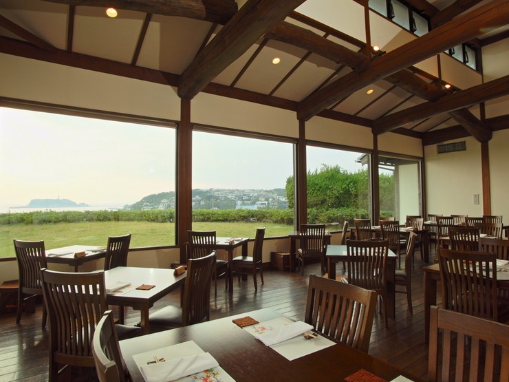 すべてのテーブル席から江の島を望める