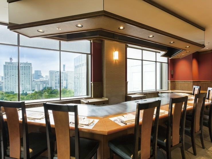 鉄板焼　嘉門の内観