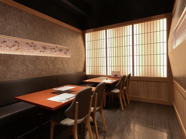 旬の鮮魚ともつ鍋　博多やまやの店内