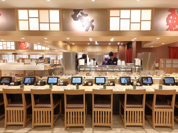 大起水産回転寿司　なんば高島屋店の店内