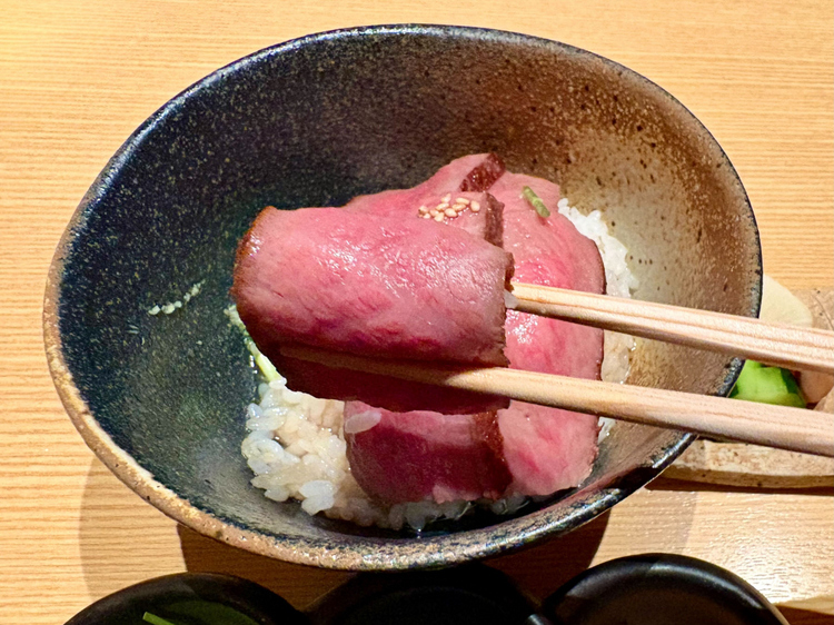 まずはそのままで。最高級A5ランク和牛の甘みと、炭火の香ばしさをダイレクトに堪能します