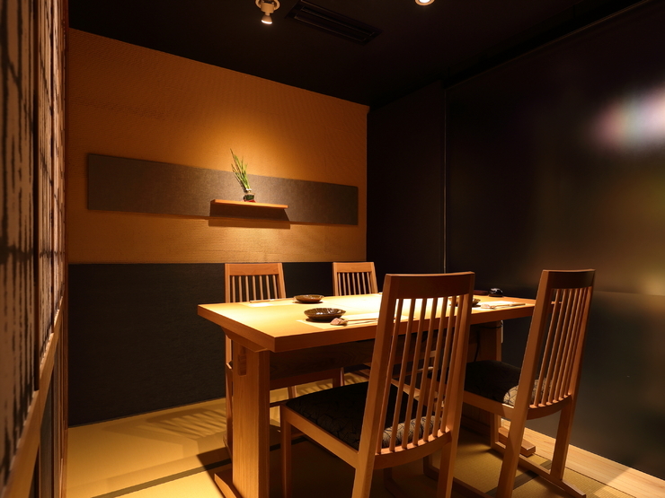 かどや霞邸の店内