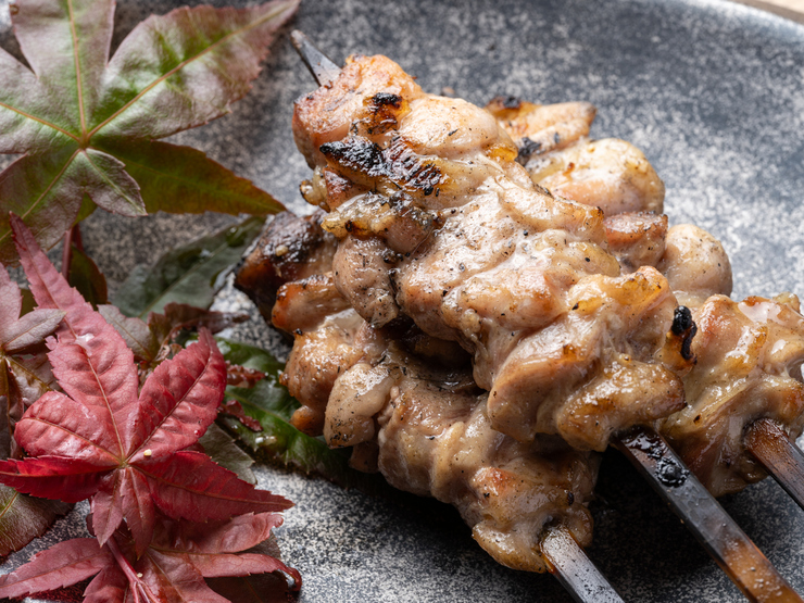 炭火 CHAIGOの長州地鶏黒かしわ　もも串（塩・たれ）
