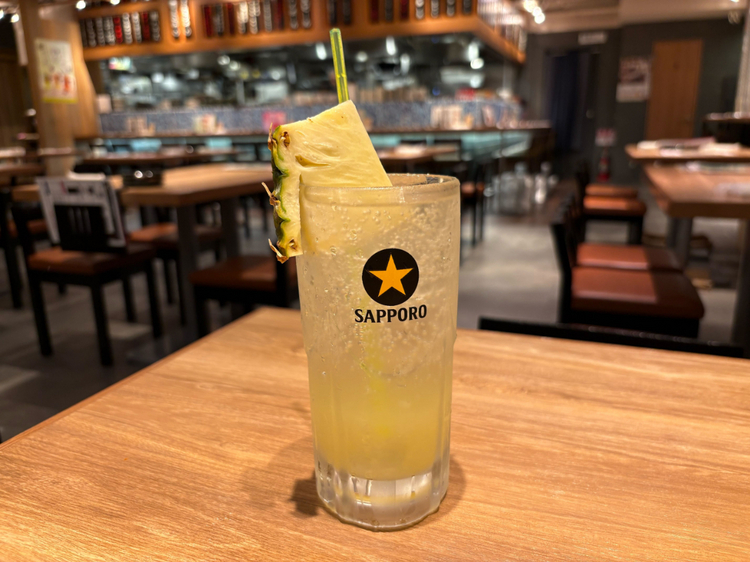 『ハイボール（デュワーズ）』199円。<br />
※取材時価格。4月中にビール税込328円、ハイボール税込219円へ改定予定。詳細は店舗へご確認ください