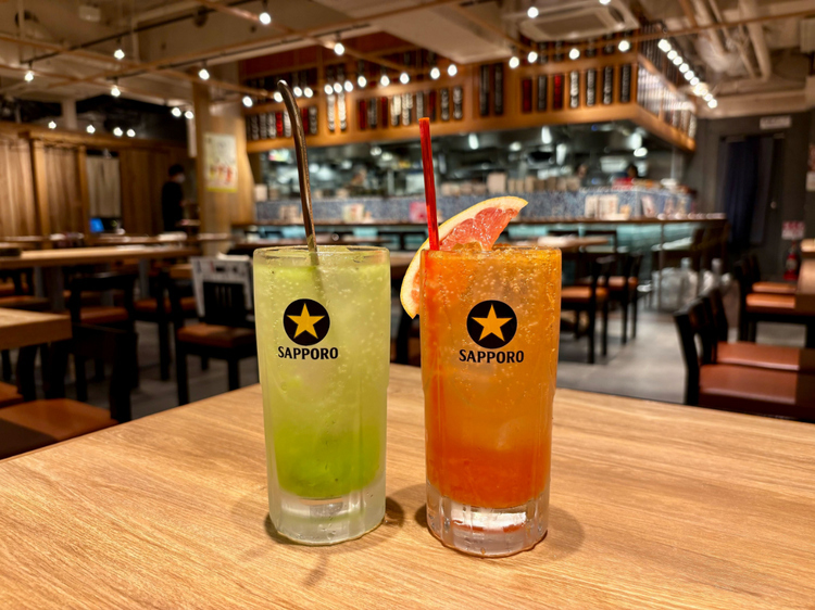 フルーツサワー（左から）『つぶつぶキウイサワー』『ピンクグレープフルーツサワー』各690円