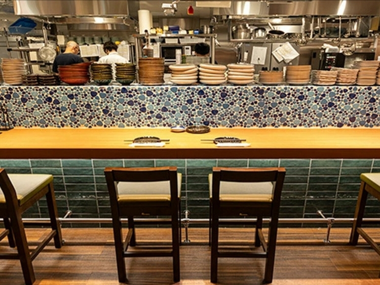 ひとりでも落ち着いて食事ができるカウンター席<br />
