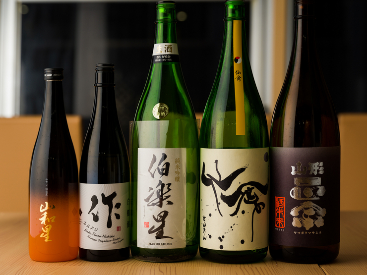 日本酒は6種～10種用意されています。しぼりたて、新酒、ひやおろし、秋あがり、夏酒、春の花見酒など、季節の日本酒を楽しめるのも魅力
