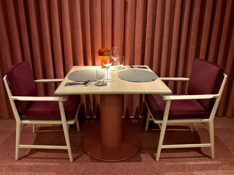 【HRMT STAGE】のテーブル席