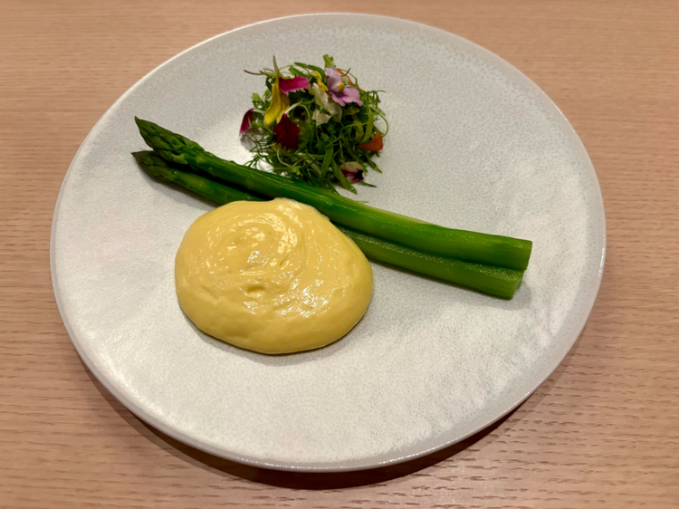 前菜：『グリーンアスパラガス オランデーズソース』