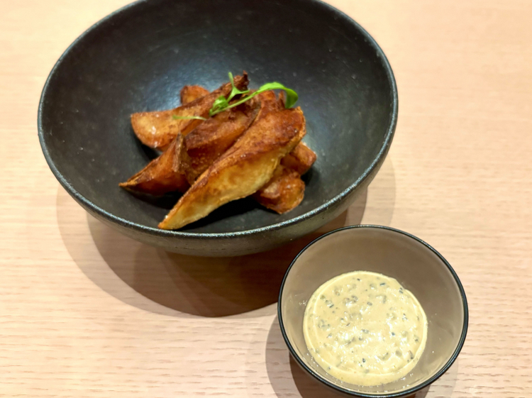 前菜：『自家製フライドポテト 味噌のタプナード』