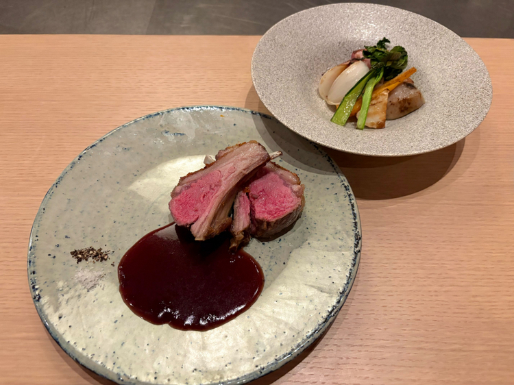 その後、カットし、サイドメニューの焼き野菜（＋1,200円）とともにサーブ