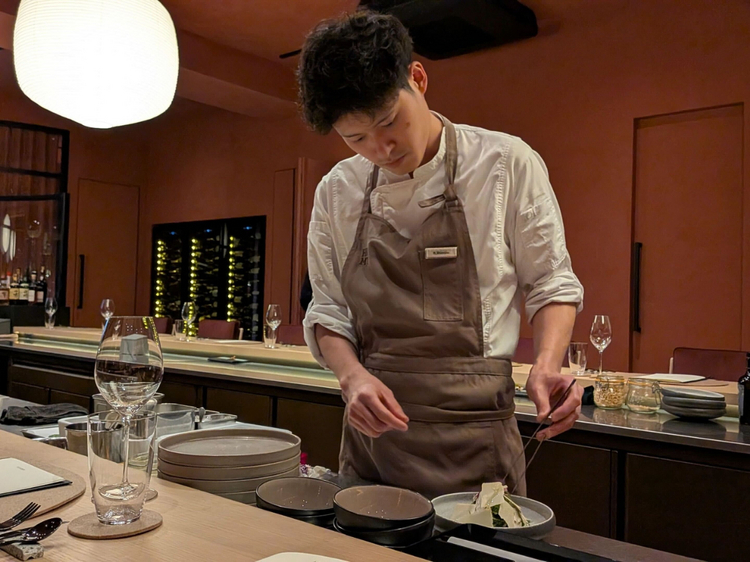 厨房を仕切るのは、イタリアン【リストランテASO】、ホテル【THE HIRAMATSU HOTELS & RESORTS 仙石原】などで研鑽を積んだ志水厚太シェフ。20代の若きプロフェッショナルたちが一丸となり、ひらまつの新しい歴史を刻みます