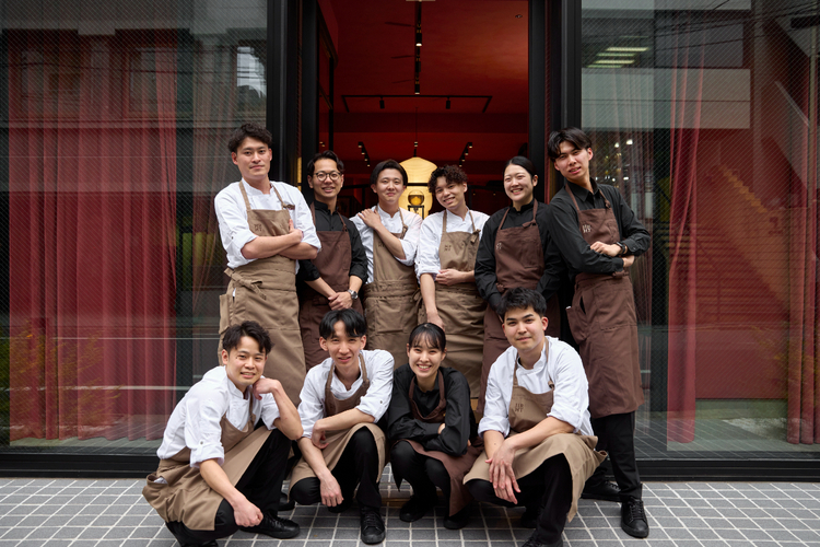 平均年齢20代というフレッシュなチーム。「STAGE」という店名には、若手の活躍の場（舞台）という想いも込められています