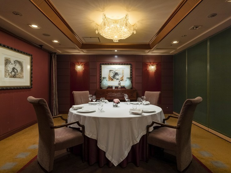 フランス料理　レ　セゾンの店内