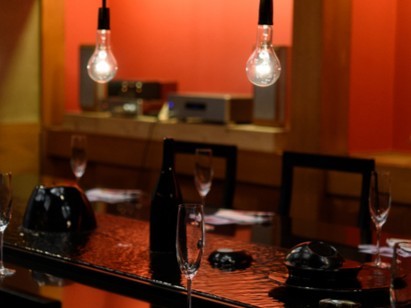 テーブル中央には美しい波紋を立てながら水が流れる演出も。フィラメントの灯りも幻想的<br />
