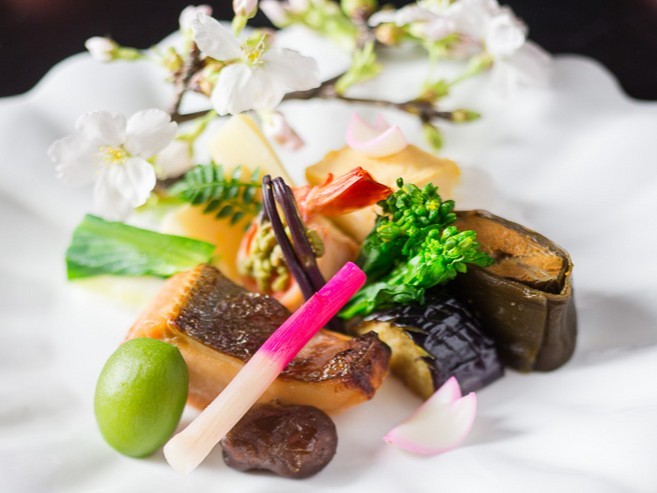 アスティエ・ド・ヴィラットの純白の陶器に盛り付けられ、まるで絵画を見ているかのよう