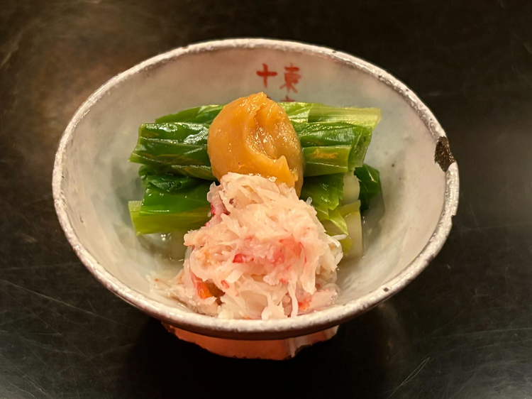 コースの始まりを告げるのは、春の山菜うるいと蟹の先付。まろやかな酢味噌が素材の甘みを引き立てる、春の芽吹きを五感で堪能する一皿です。