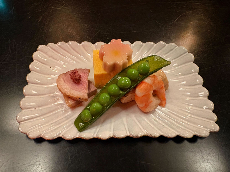合鴨のロース、艶やかな海老、ふんわりとした湯葉に、春色のグリーンピースを添えて。少しずつ、多彩な味覚を愉しめる前菜は、まさに“食のギャラリー”の序章です。