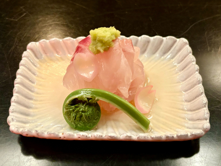 新鮮な鯛を、和の造りではなくあえてマリネ風に。ほんのり酸味のあるソースが、鯛の甘みをモダンに昇華させています。