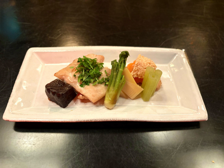 絶妙な火入れでふっくらと焼き上げられた金目鯛。その上には、細かく叩かれた木の芽がたっぷりとあしらわれています。口に運んだ瞬間に広がる山椒の爽やかな香りが、金目鯛の濃厚な甘みを品よく引き立て、後味を軽やかに。