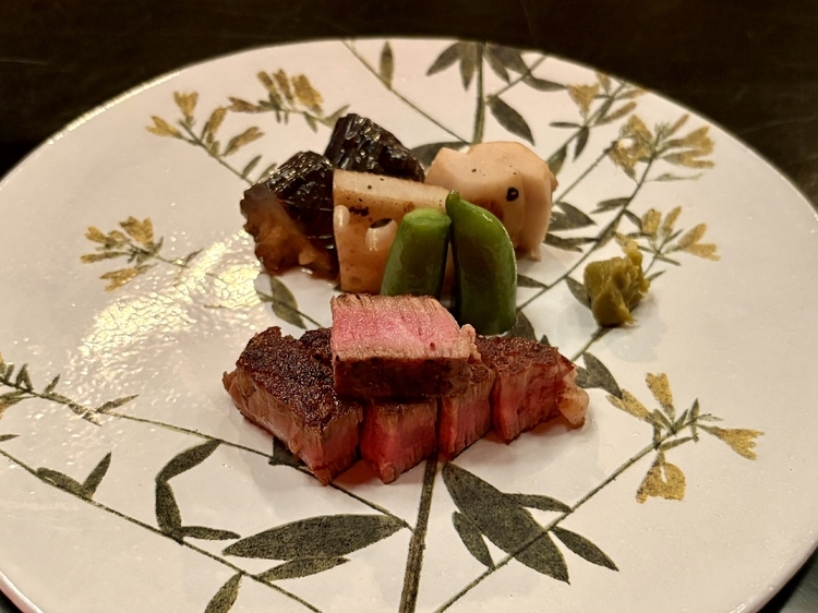 低温でじっくりと火を入れ、旨みを閉じ込めた山形牛。アスティエのプレートに盛り付けられた姿は、まるで現代アートのようです。柔らかな肉質と、噛むほどに溢れる赤身の濃い味わいは、まさにコースのハイライト。
