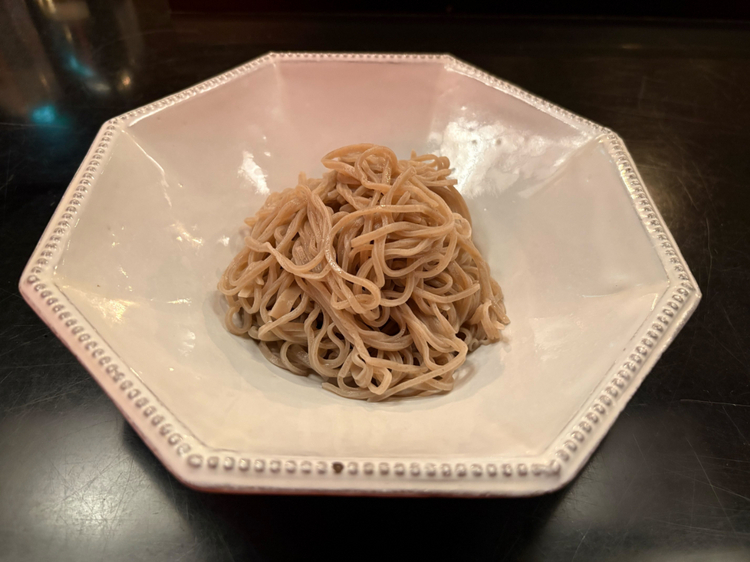 締めは、職人の技が光る手打ち蕎麦。細めに打たれた蕎麦は香りが高く、キリッとしたつゆが口内を清めてくれます。懐石の最後に蕎麦を啜るという、粋な演出に心が解けます。