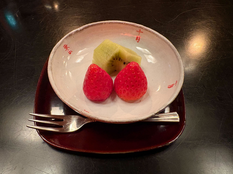 最後は、旬のフルーツで瑞々しく。余計な甘味を加えず、果実そのものの酸味と甘みで締めくくる構成に、最後まで素材への敬意を感じました。