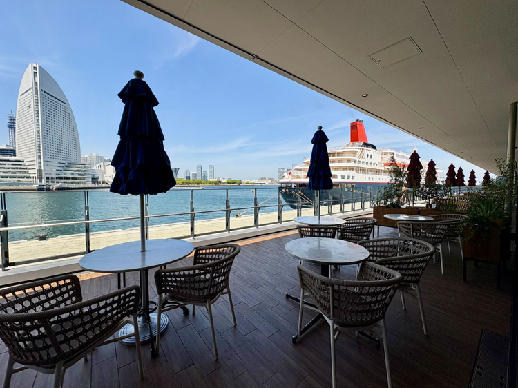 開放感あふれるテラス席はドッグフレンドリー。みなとみらいのパノラマビューと海風を堪能できます