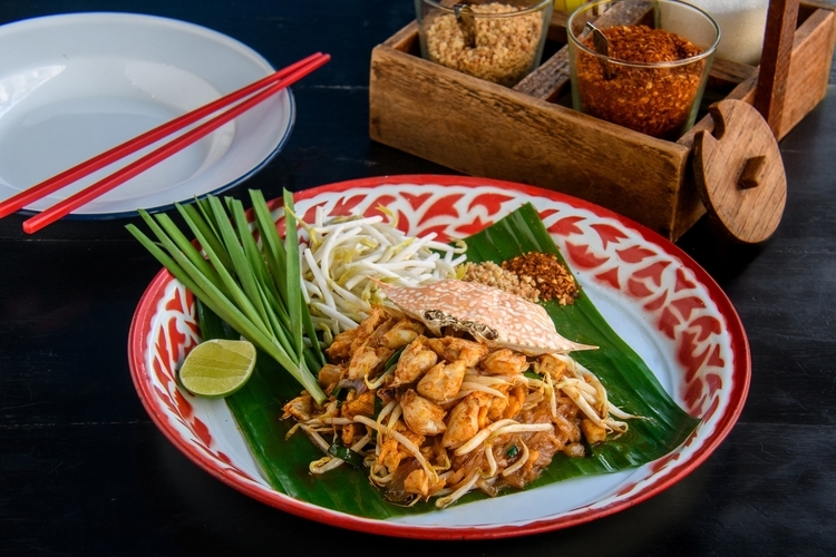 圧倒的な存在感を放つ看板メニュー『蟹のパッタイ』