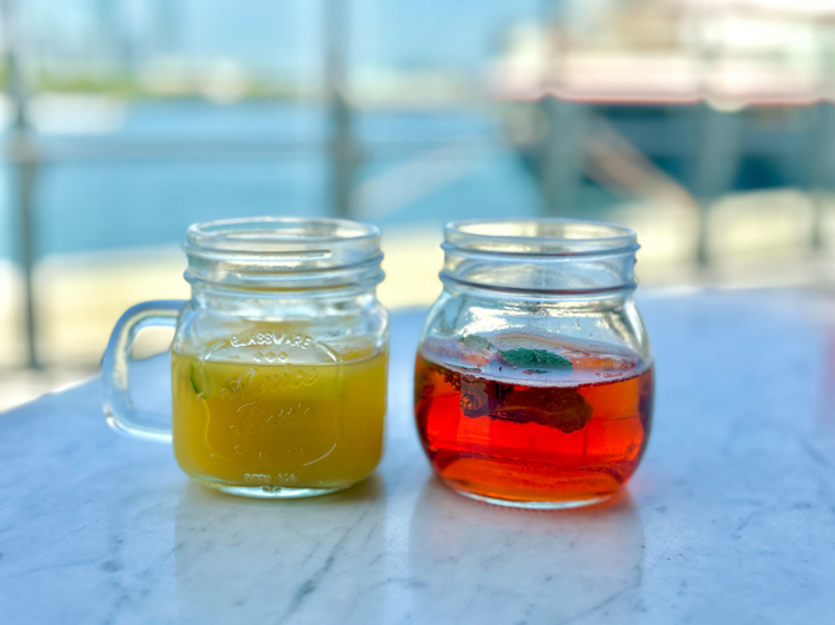 カクテルやモクテルをセルフスタイルで楽しめます