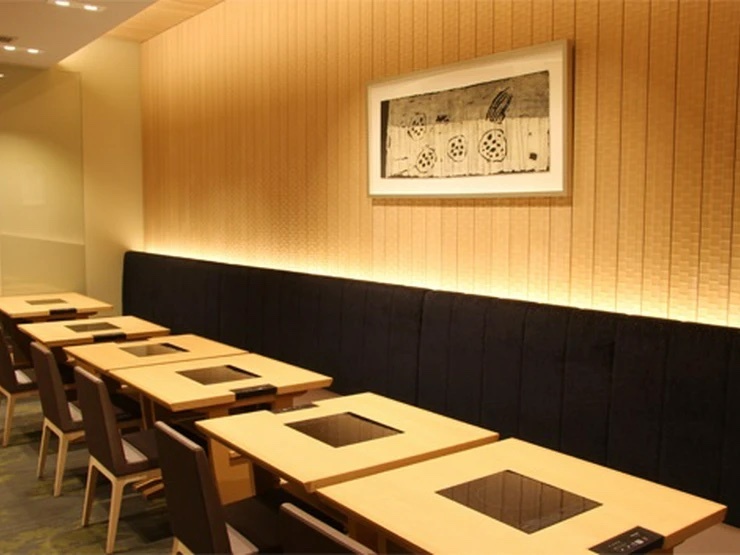 美々卯あべのハルカスダイニング店の内観