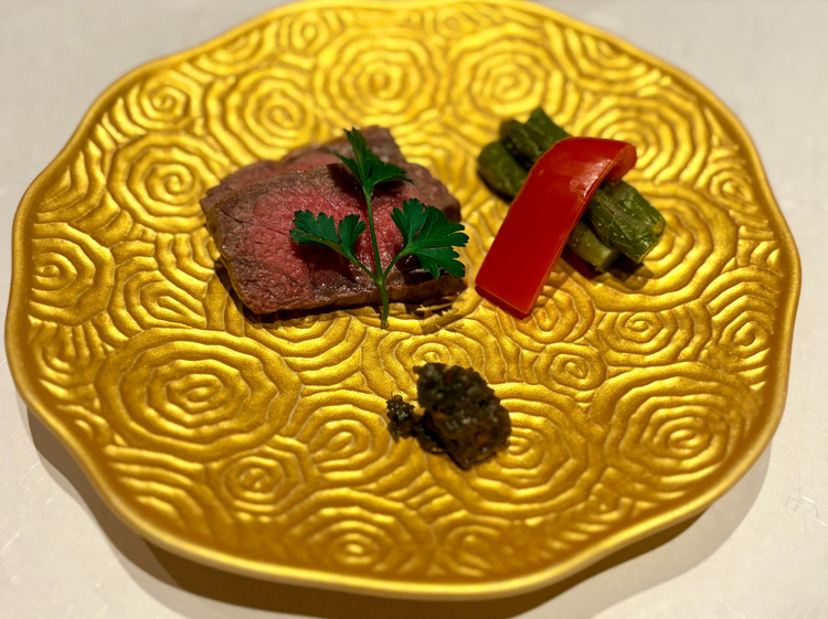 焼物『神戸牛 火取り』<br />
