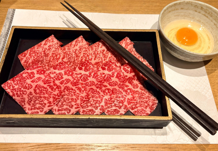 しゃぶしゃぶ用の肉は1人前で8カット。とても贅沢です 