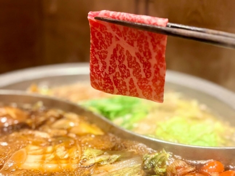 熱々の出汁に肉を滑らせ、ほんのり桜色に変わる絶妙なタイミングで引き上げる。この一連の動作さえも、贅沢な時間の一部です