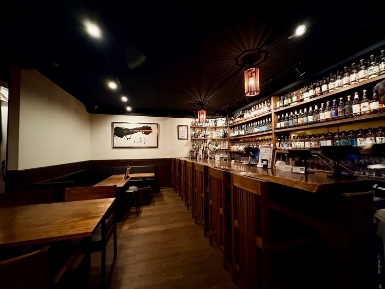 【薬膳カレー 新海 本店】の店内
