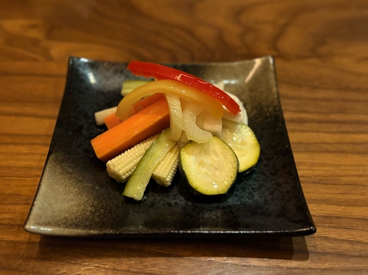 てん菜糖を使用したまろやかな酸味の『自家製薬膳ピクルス』990円（ハッピーアワー価格770円）
