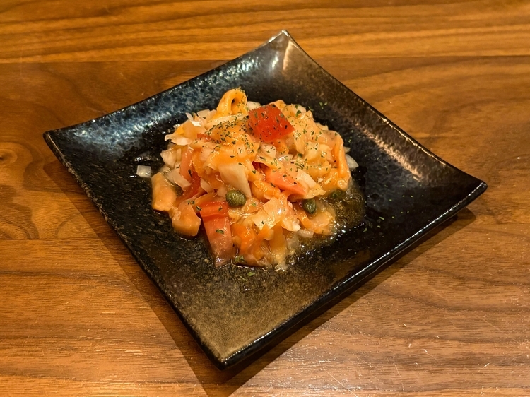 お酒が進む魅力的なメニューも豊富。こちらは『スモークサーモンのマリネ』1,100円