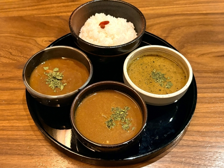 『3種盛り薬膳カレー』1,980円（普通盛り：カレー各75g計225g/ライス200g）。この日はお店No.1人気の『S.スリランカ風 薬膳スープカレー』と、『A.薬膳スープで作ったチキンカレー』、『V3.2種お豆とたっぷり野菜の薬膳カレー』の3種をセレクト