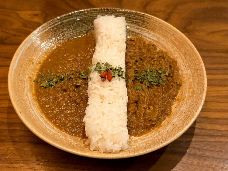 『2種盛り薬膳カレー』1,870円（普通盛り：カレー160g/ライス200g）。この日は『B.鶏と生姜の煮込み薬膳カレー』と、パンチの効いた『C.豚挽肉と唐辛子の薬膳カレー』をチョイス