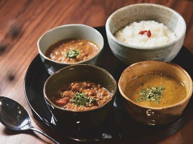 【薬膳カレー 新海 本店】