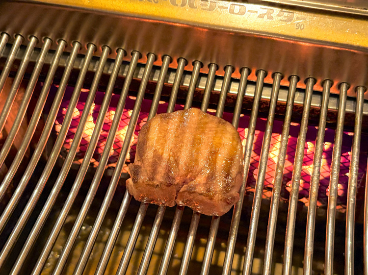 塊肉を焼いているのに煙が全く出ませんでした
