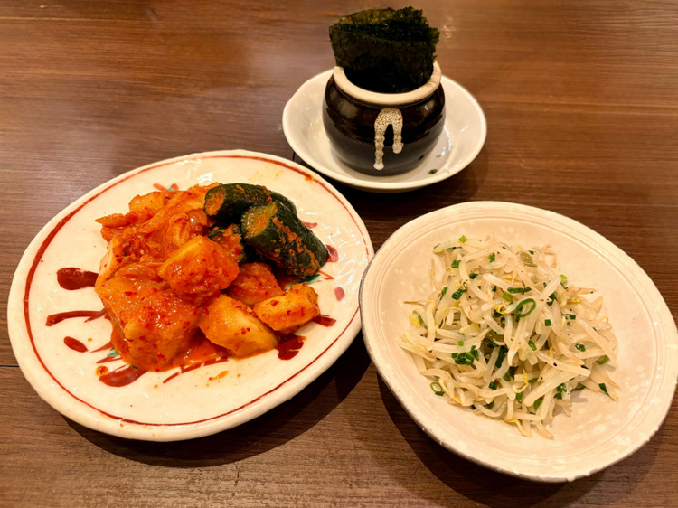 箸休めにもぴったりな韓国のり、キムチ盛り合わせ、もやしナムル。ボリュームも満点です 