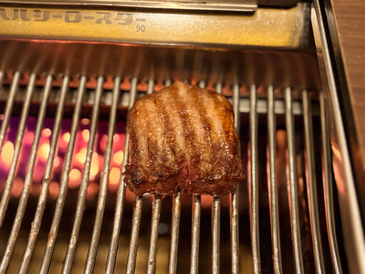 「超厚切りタン」は30分ほどかけてスタッフさんが焼き上げます 