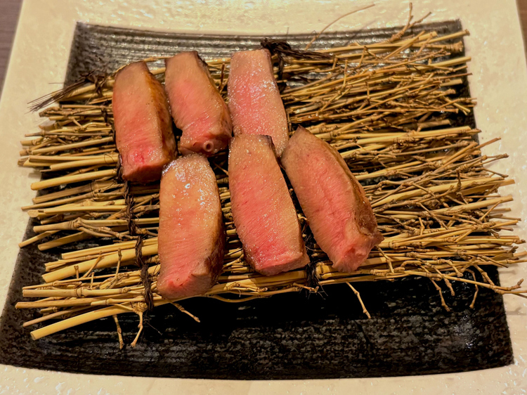 焼き上げられた後は厨房でカットされ、最高の状態で提供されます 